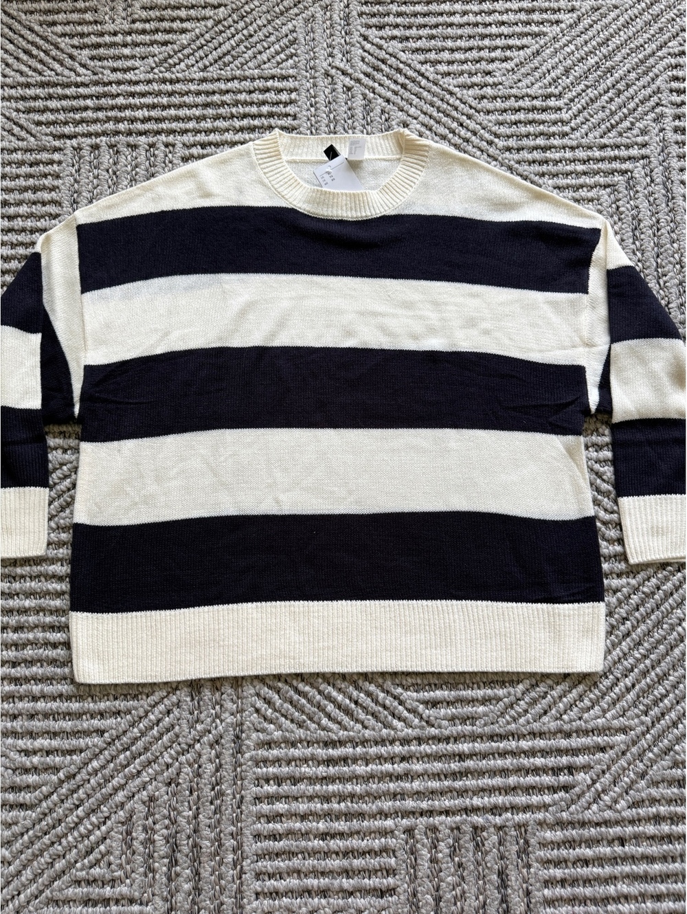 NWT H&M white and black striped sweater Size XL - Picture 2 of 6